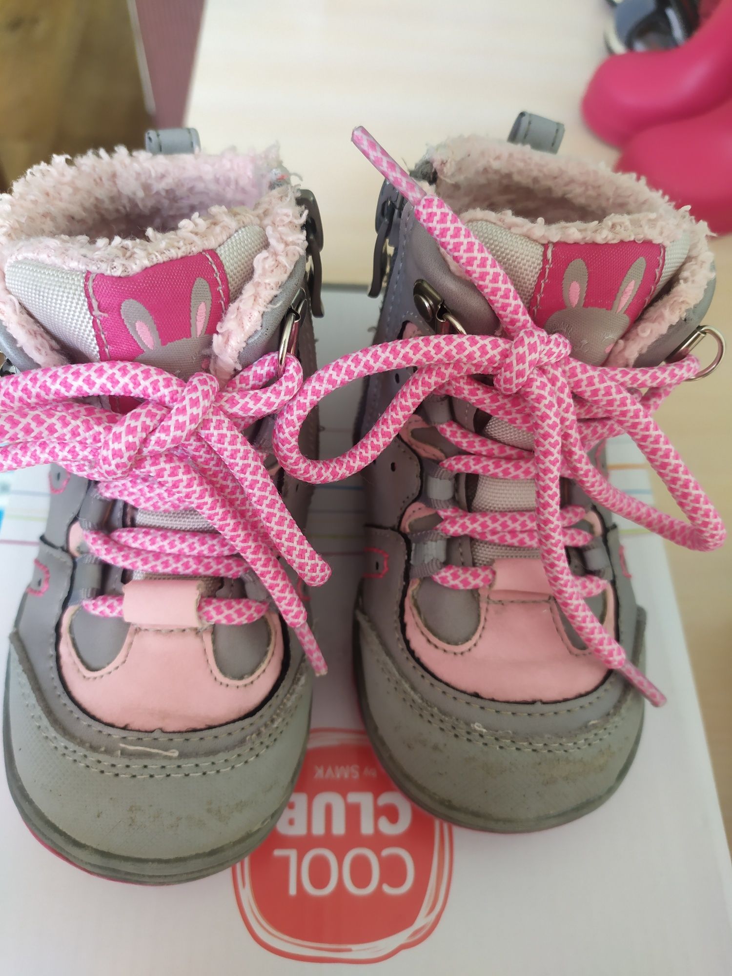 Демисезонные ботинки Cool club с розовыми шнурками.
22 размер.