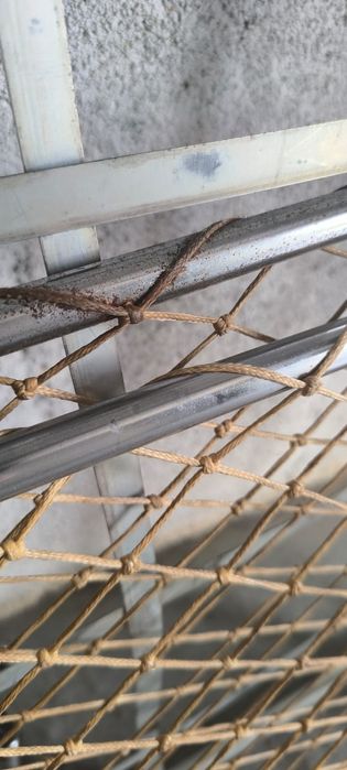 Cama de solteiro vintage estrutura metálica, com motivos cerâmicos