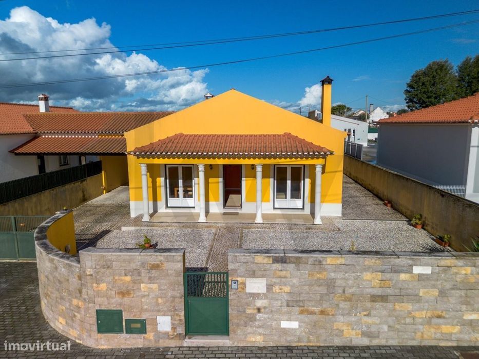 Elegância, Conforto e Eficiência: Moradia Térrea T3 com Sótão Aproveit