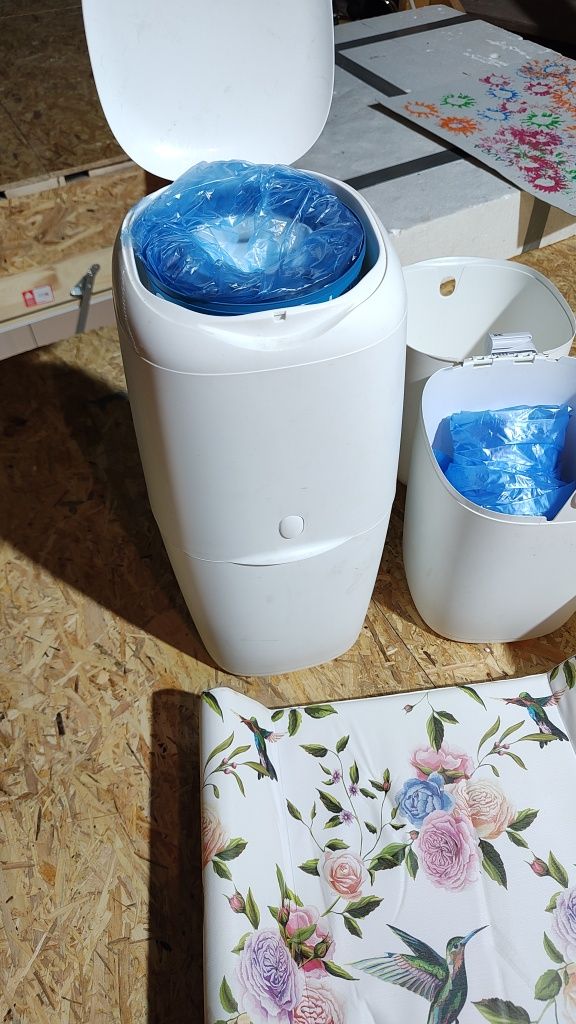 Zestaw Przewijak Flora + wanienka + 2x pojemnik na pieluchy Angelcare
