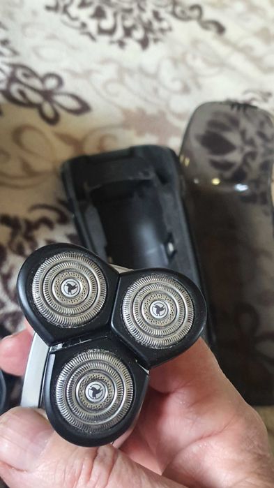 Отличную электро бритву Philips в комплекте недорого.
