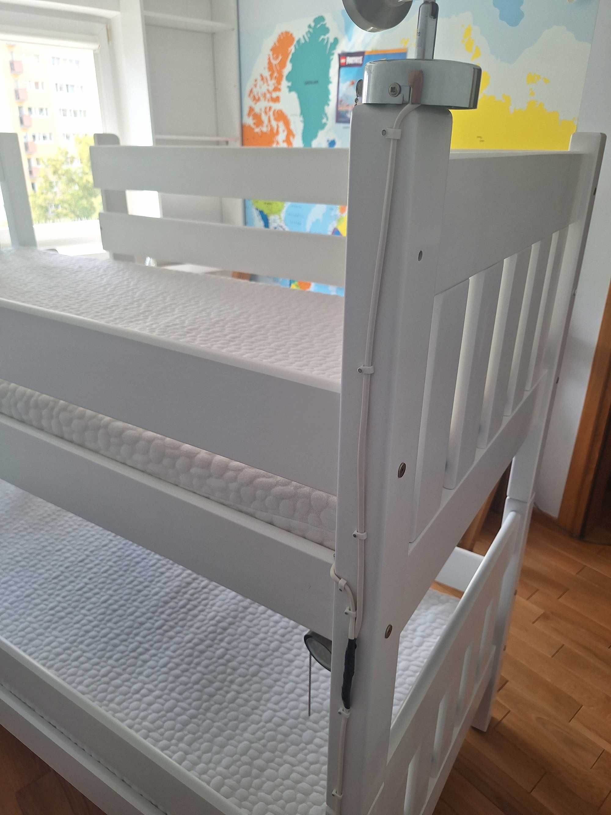 Podwójne łóżko piętrowe z materacami