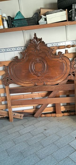 Cama em madeira com estrado