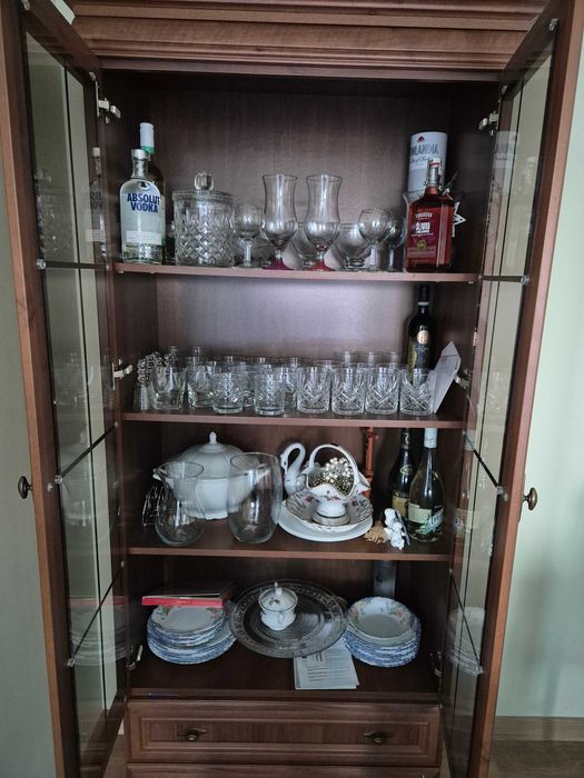 Wysoka szafa do salonu / witryna w kolorze brązowym