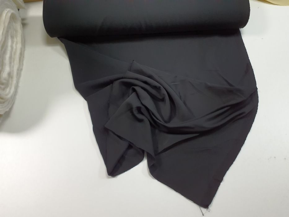 Tkanina czarna grubsza lejąca szer.140 cm.