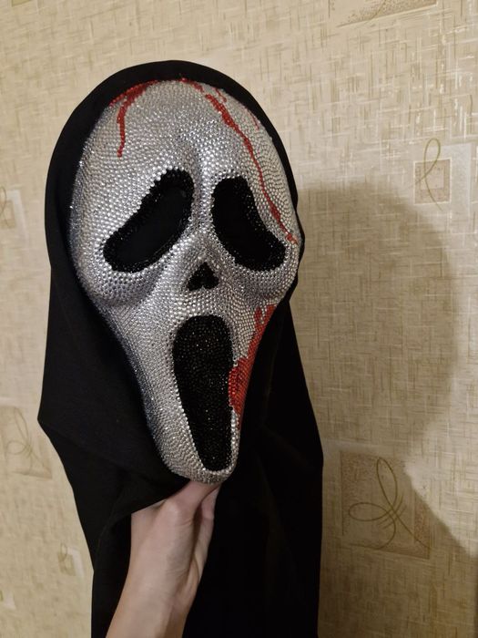 Карнавальні маски у стразах