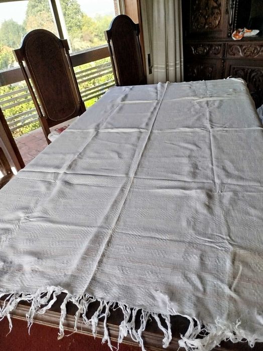 Quatro guardanapos e uma toalha em tecido alinhado