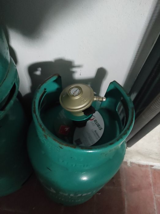 Bilhas de gás uma cheia outra meia e uma vazia