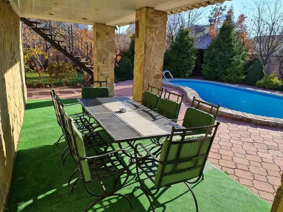 Дом 300кв. Бассейн с подогревом. Сауна, джакузи, бильярд.