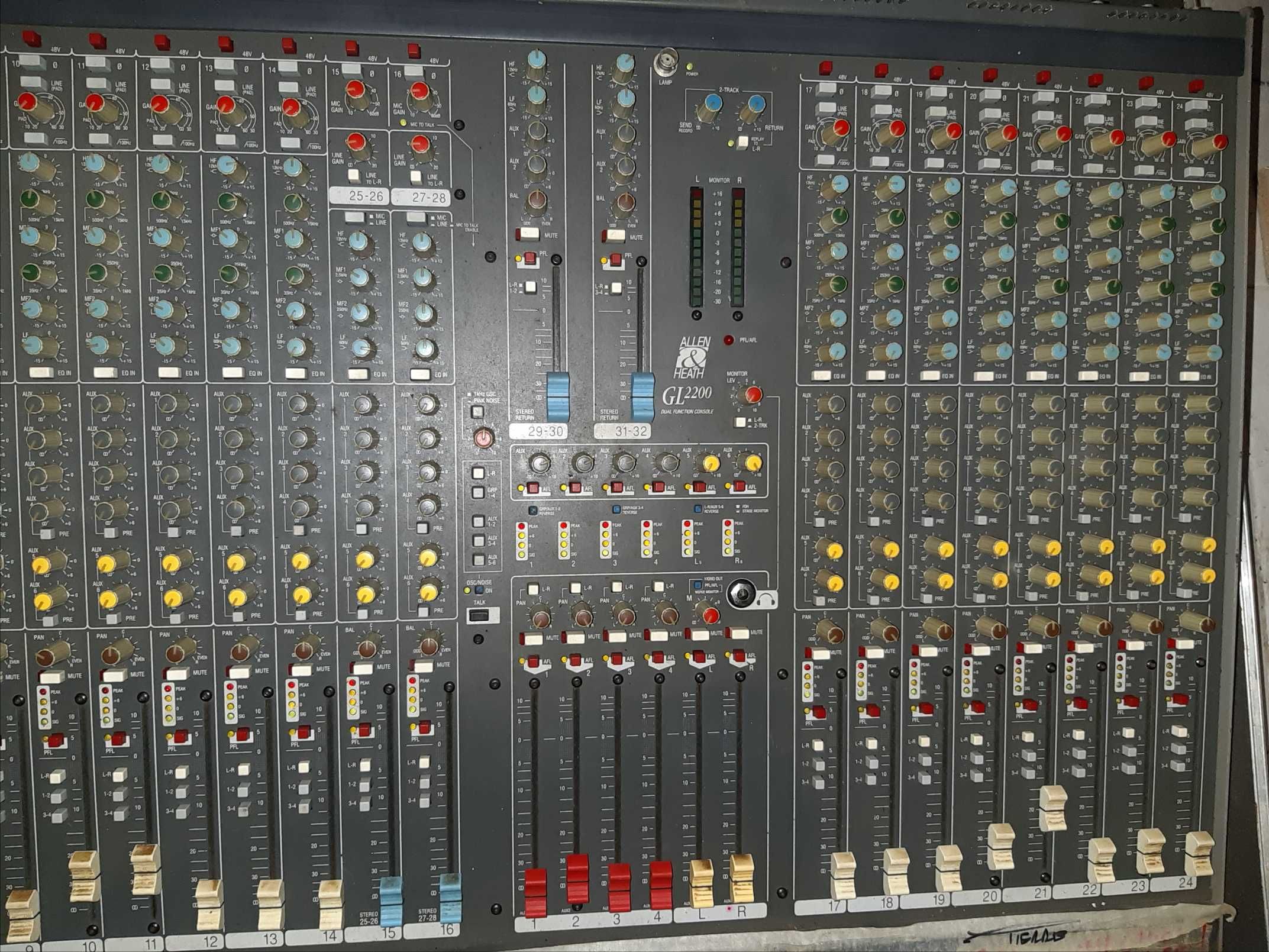 Mesa Allen & Heath GL2200 com flight case.