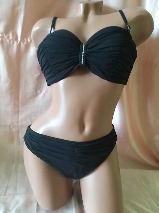 Раздельный черный купальник бандо со стразами