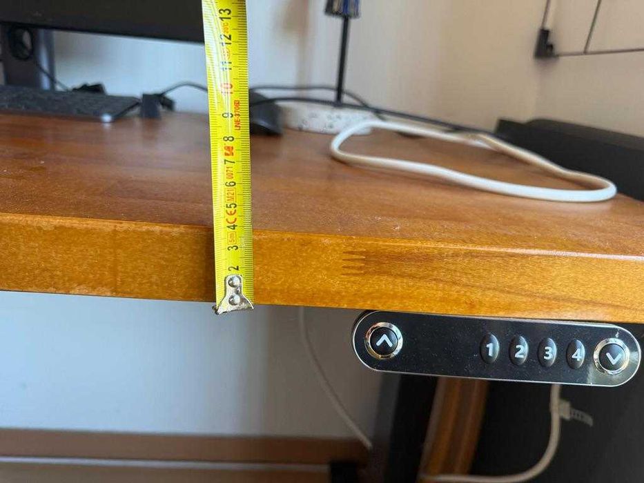mesa com mecanismo de elevação e tampo de madeira