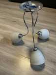 Lampa sufitowa ze złotym zdobieniem