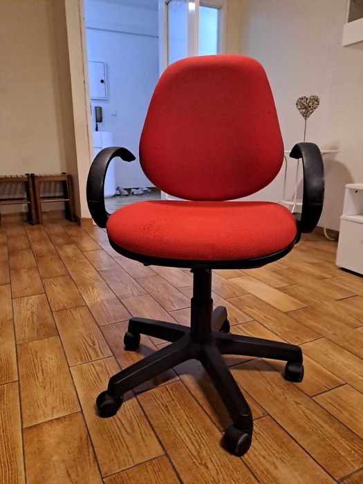 Cadeira de escritório vermelha