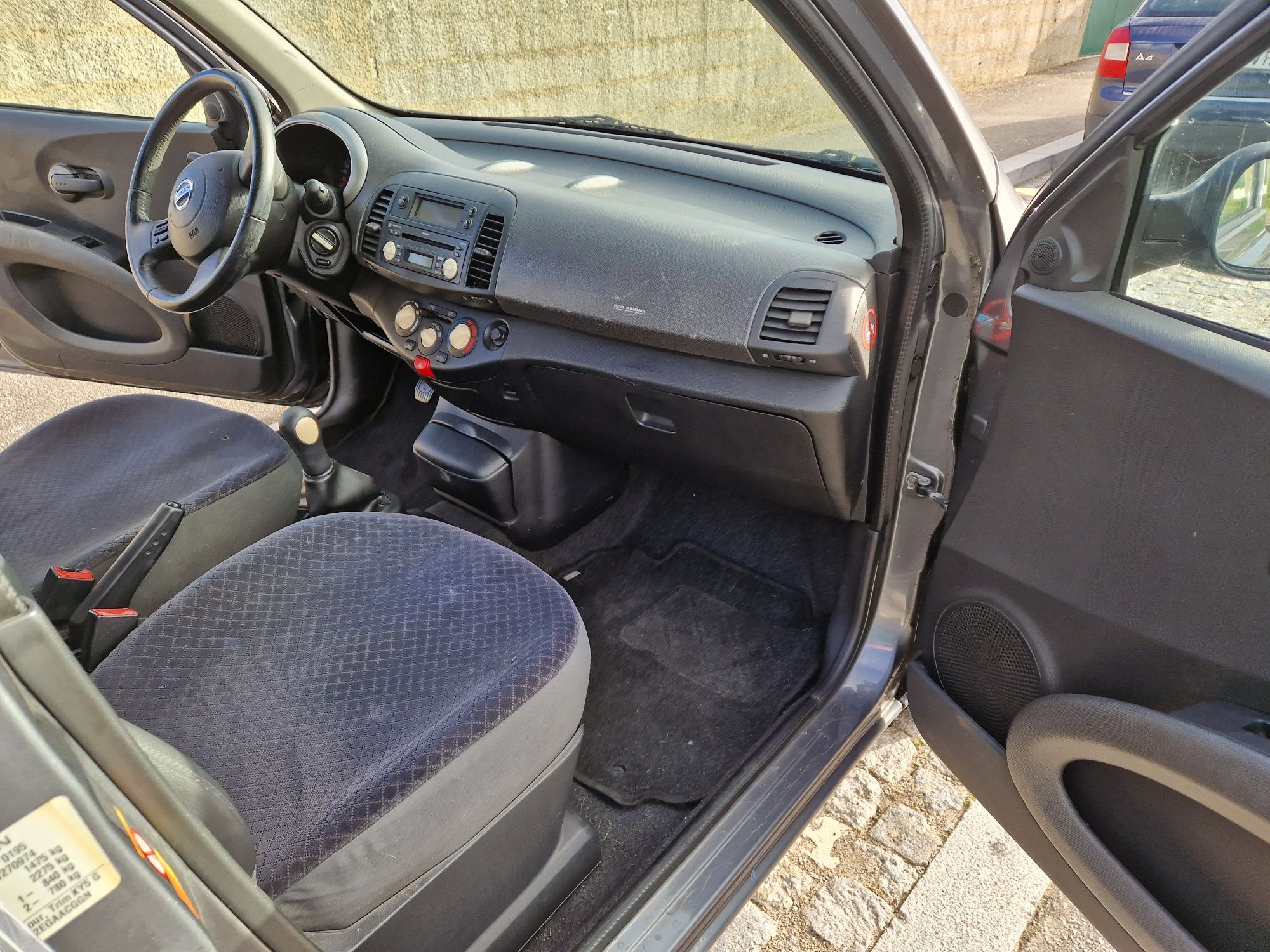 Nissan Micra 1.0  carro estimado ar condicionado, 2 chaves  e manuais,