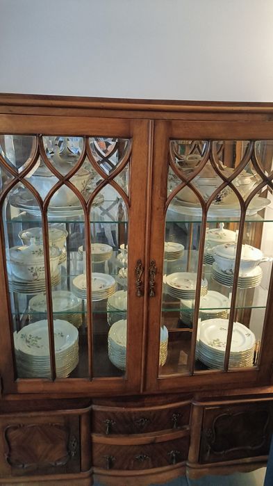 Cristaleira antiga macica estilo Quenn Anne. Anne