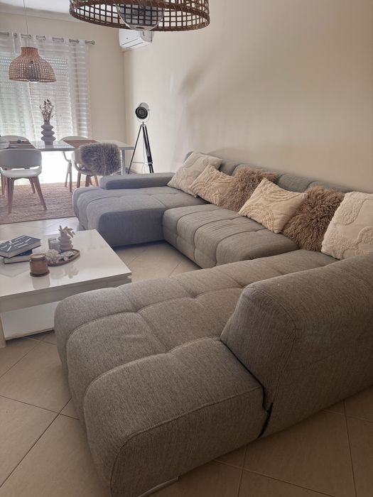 Sofa cinzento de tecido