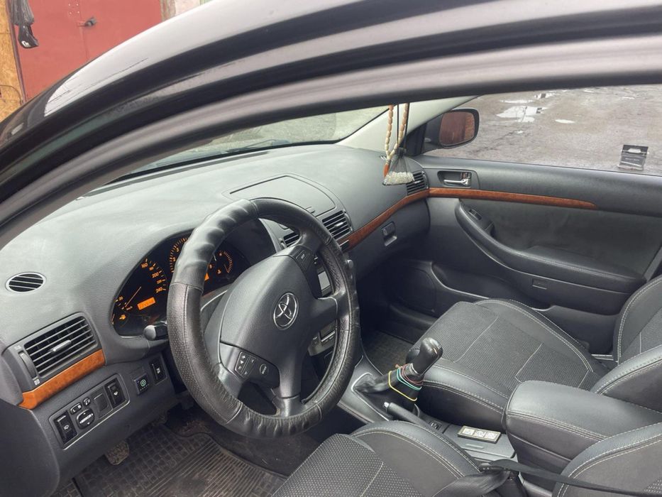 Тойота  авенсис продам