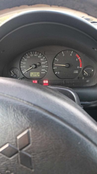 Mitsubishi carisma 1.9 did (com avaria)