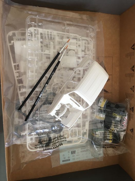 Renault 4 Kit Heller escala 1:24