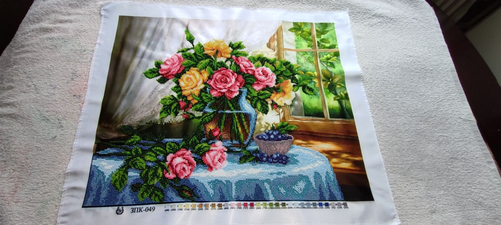 Картина бісером " Троянди на столі"