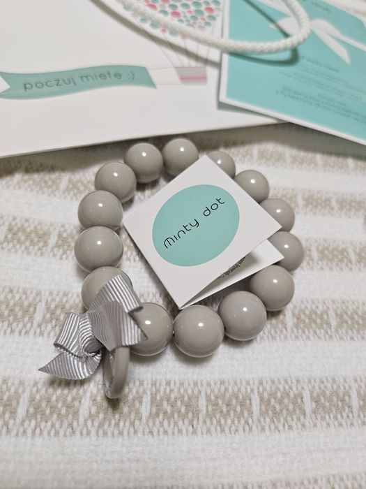 Minty dot bransoletka z żywicy kolor jasny szary, light grey. 
Nowa z