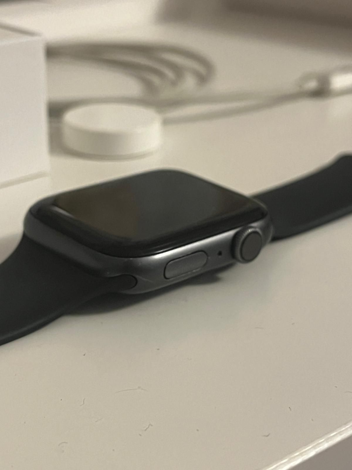 Apple Watch Series 4 space gray aluminum 44mm GPS