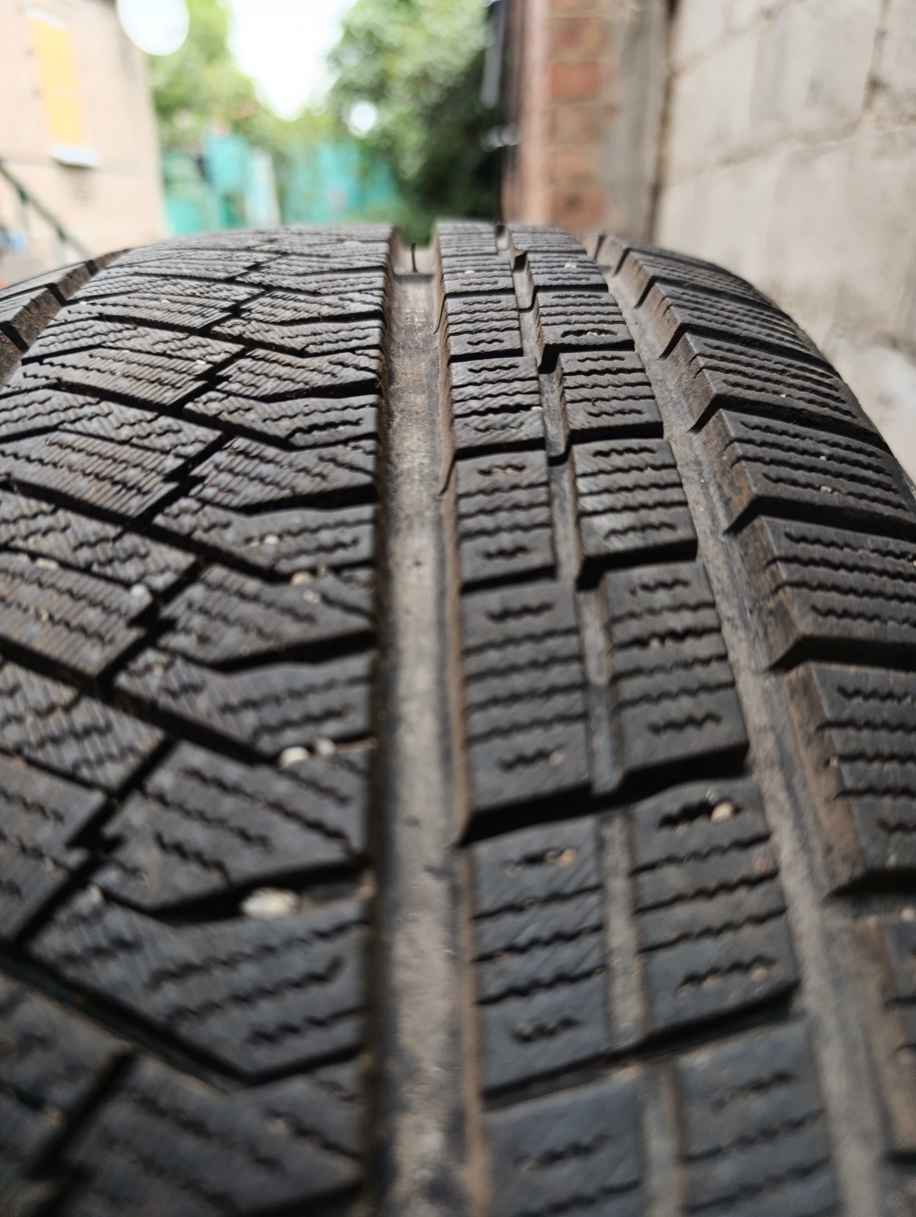 Комплект зимової резини 235/60R17 106H б/в більше 50% протектору
