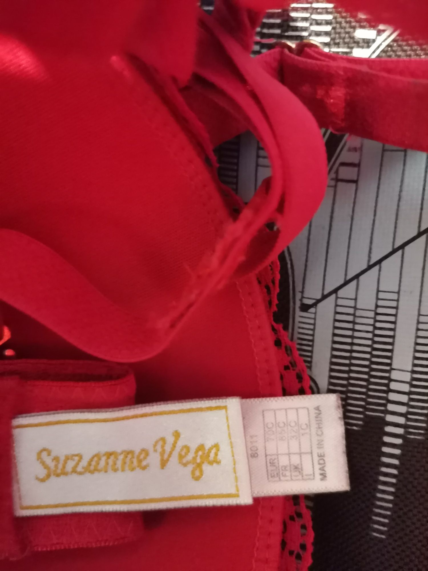 Suzanne Vega biustonosz damski push up rozm 70 C, ozdobny tył,czrrwień