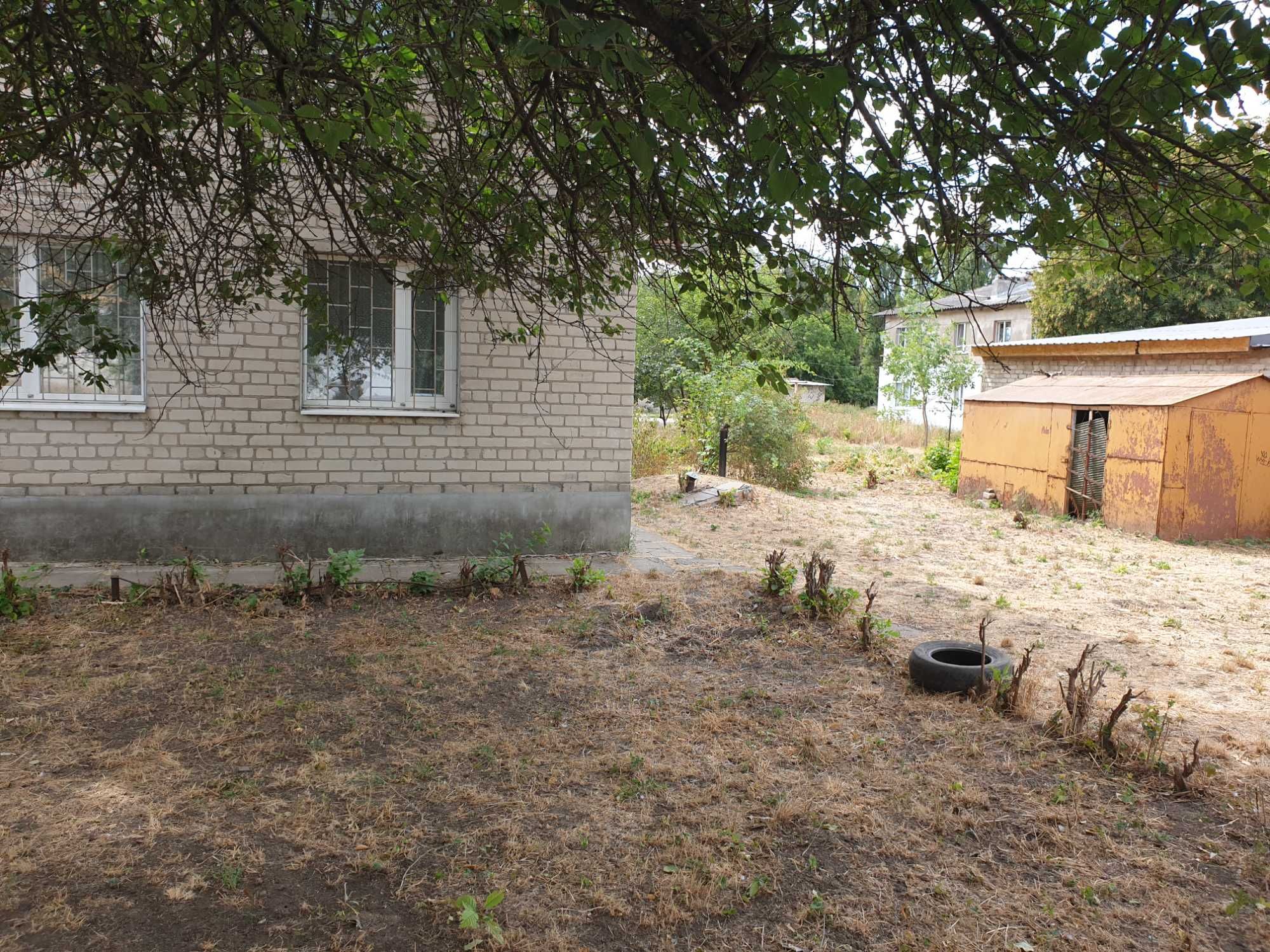 Продам 3-х квартиру 43,5м.кв  на 1 этаже 2-х этажного кирпичного дома.