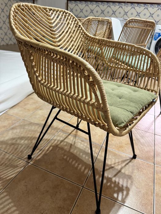 Disponível: Cadeiras em vime