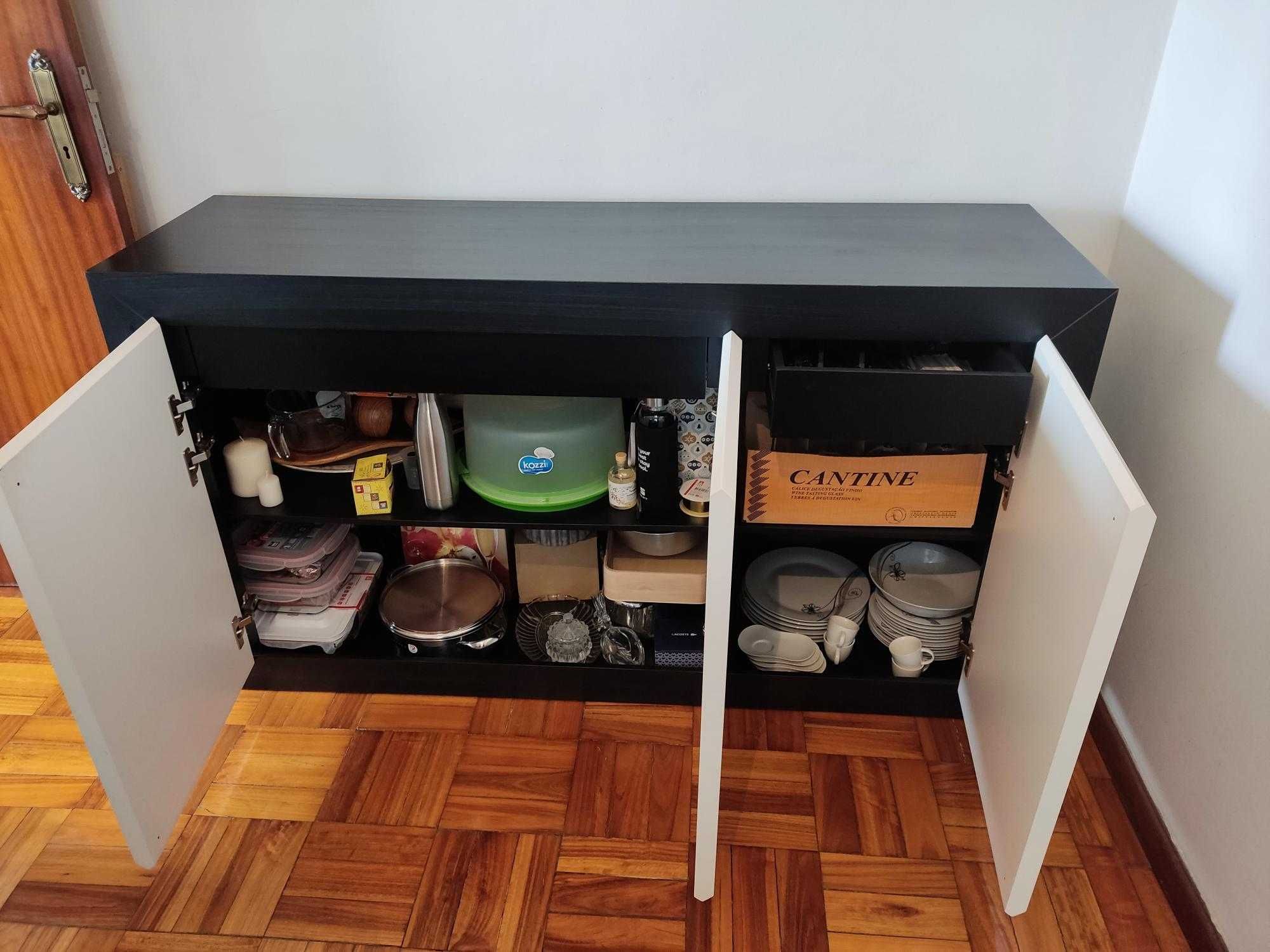 Aparador com design contemporâneo em bom estado geral