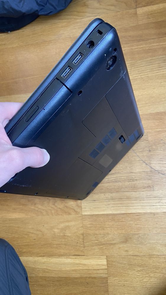Ноутбук hp робочий але старенький.