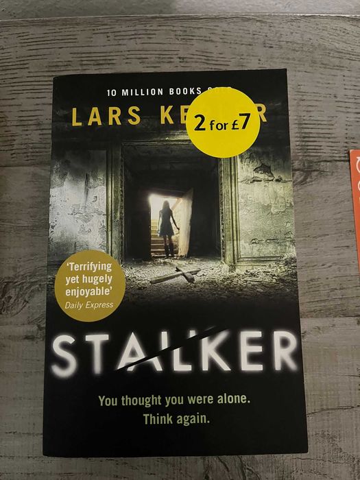 Livros diversos em português e inglês