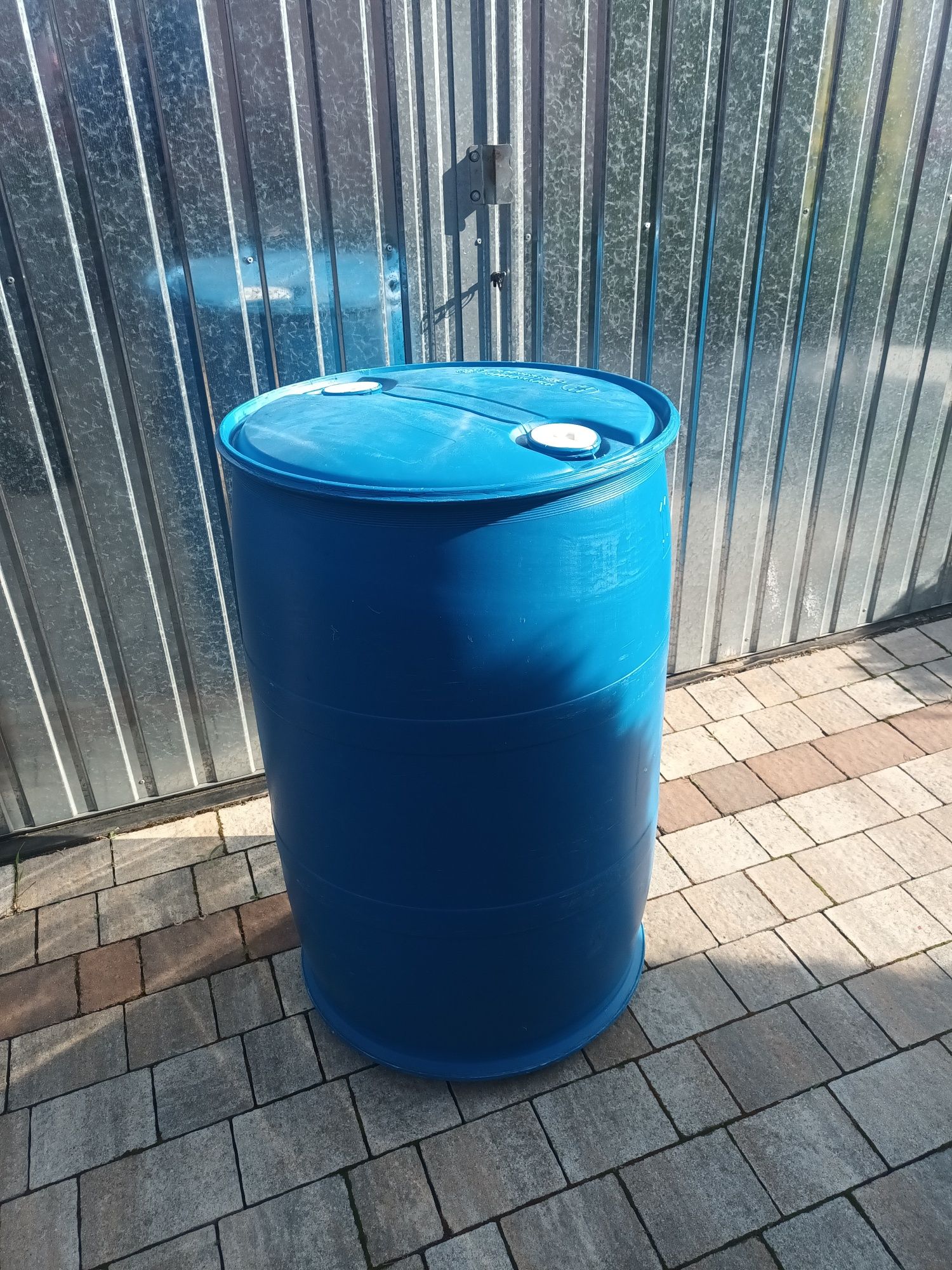 Sprzedam raz użytą beczkę 200l po paliwie z korkami