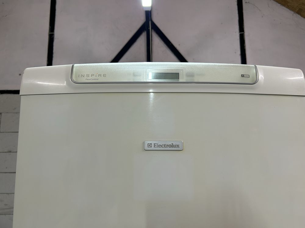 Двухкомпрессорный холодильник Electrolux ERB40402W8.Высота 2 метра!