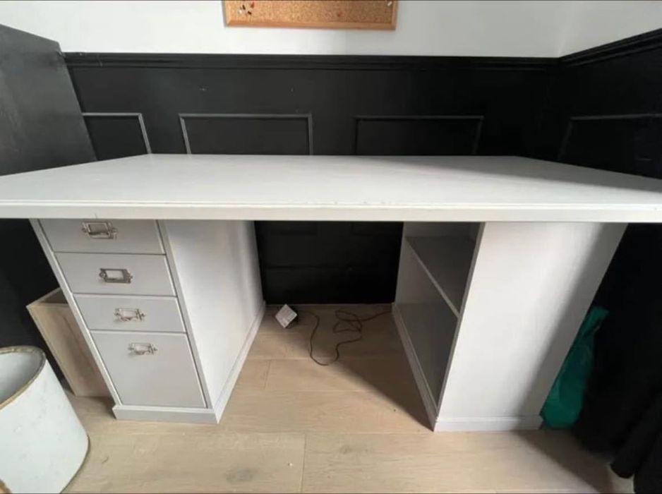 Escritório cinzenta Ikea desmontável