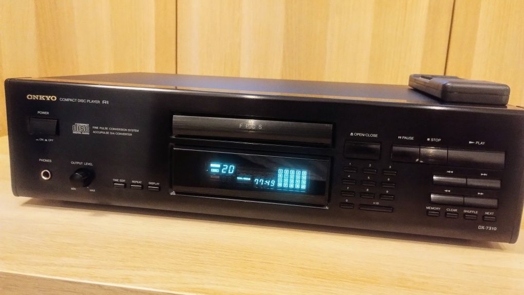 Onkyo Dx 7310 - bardzo dobry odtwarzacz CD z pilotem