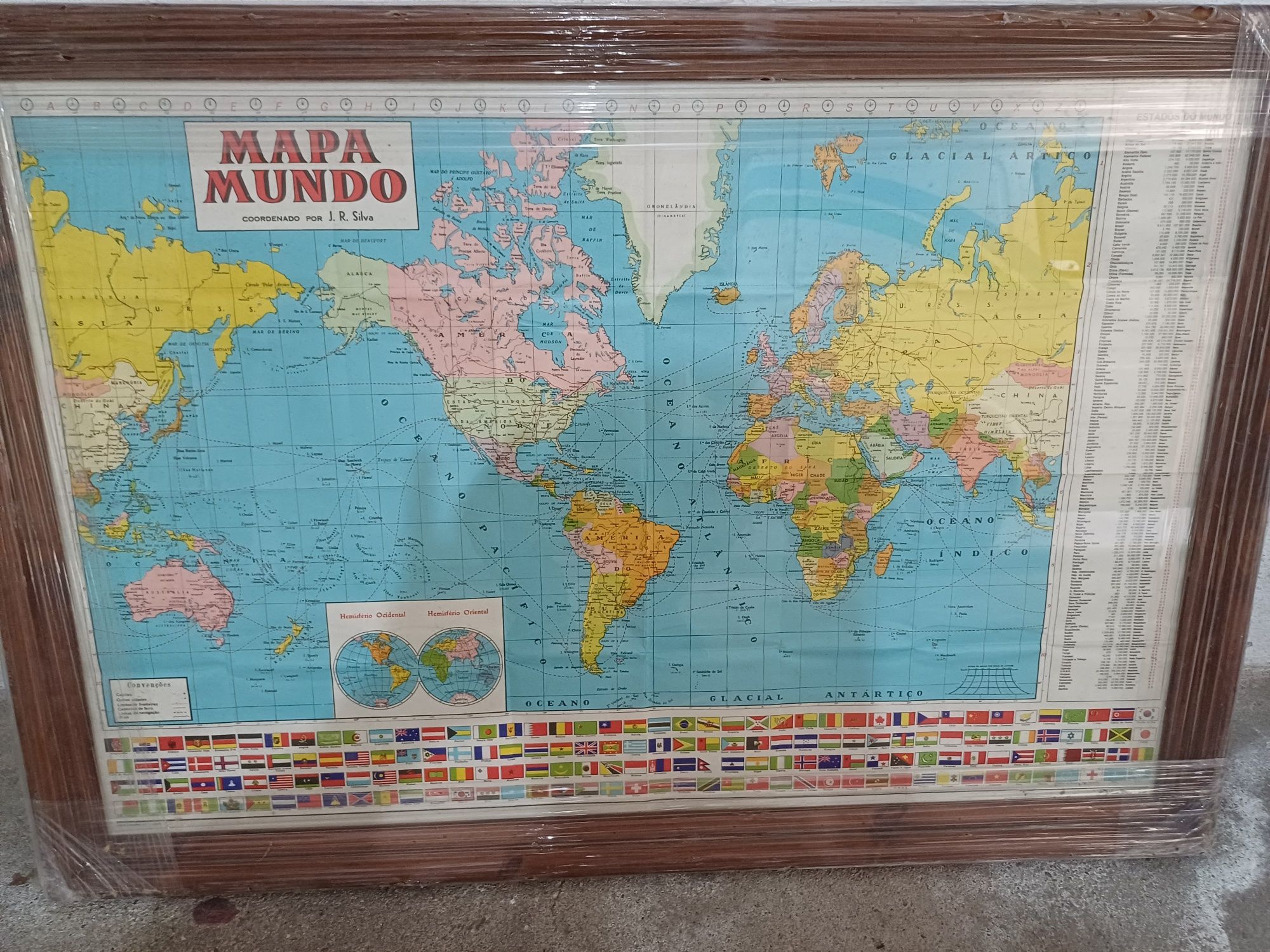 Mapa mundo com moldura