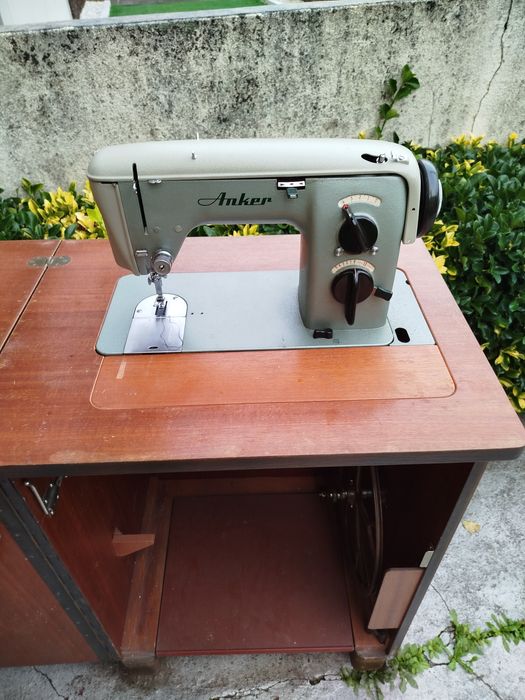 Máquina de costura e móvel
