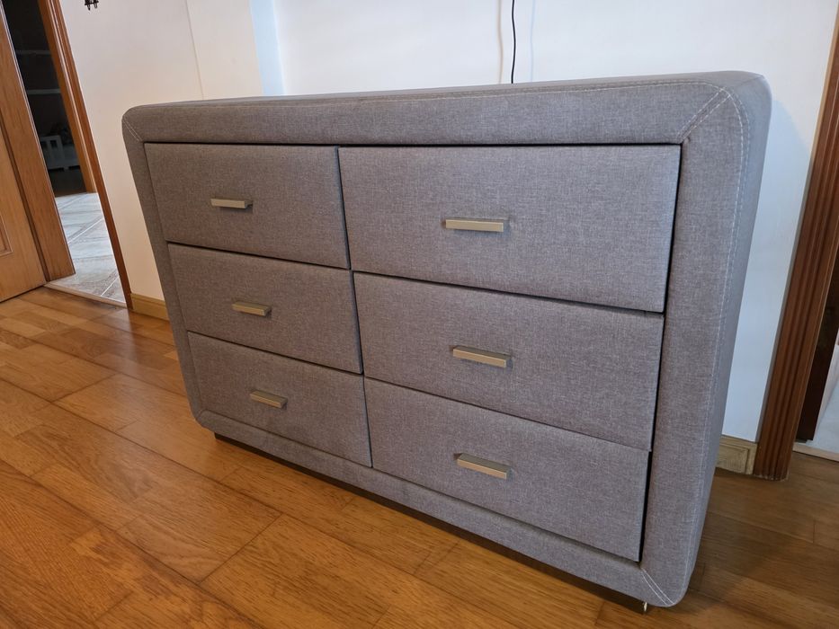 Mobília de quarto: Cama e mesas de cabeceira