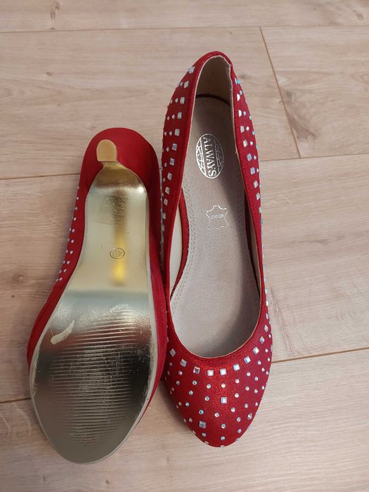 Czerwone szpilki z cekinami