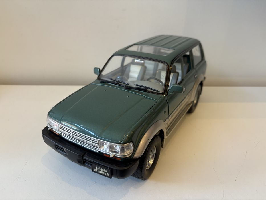 Model Toyota Land Cruiser 1:18 Road Tough (bburago maisto welly)