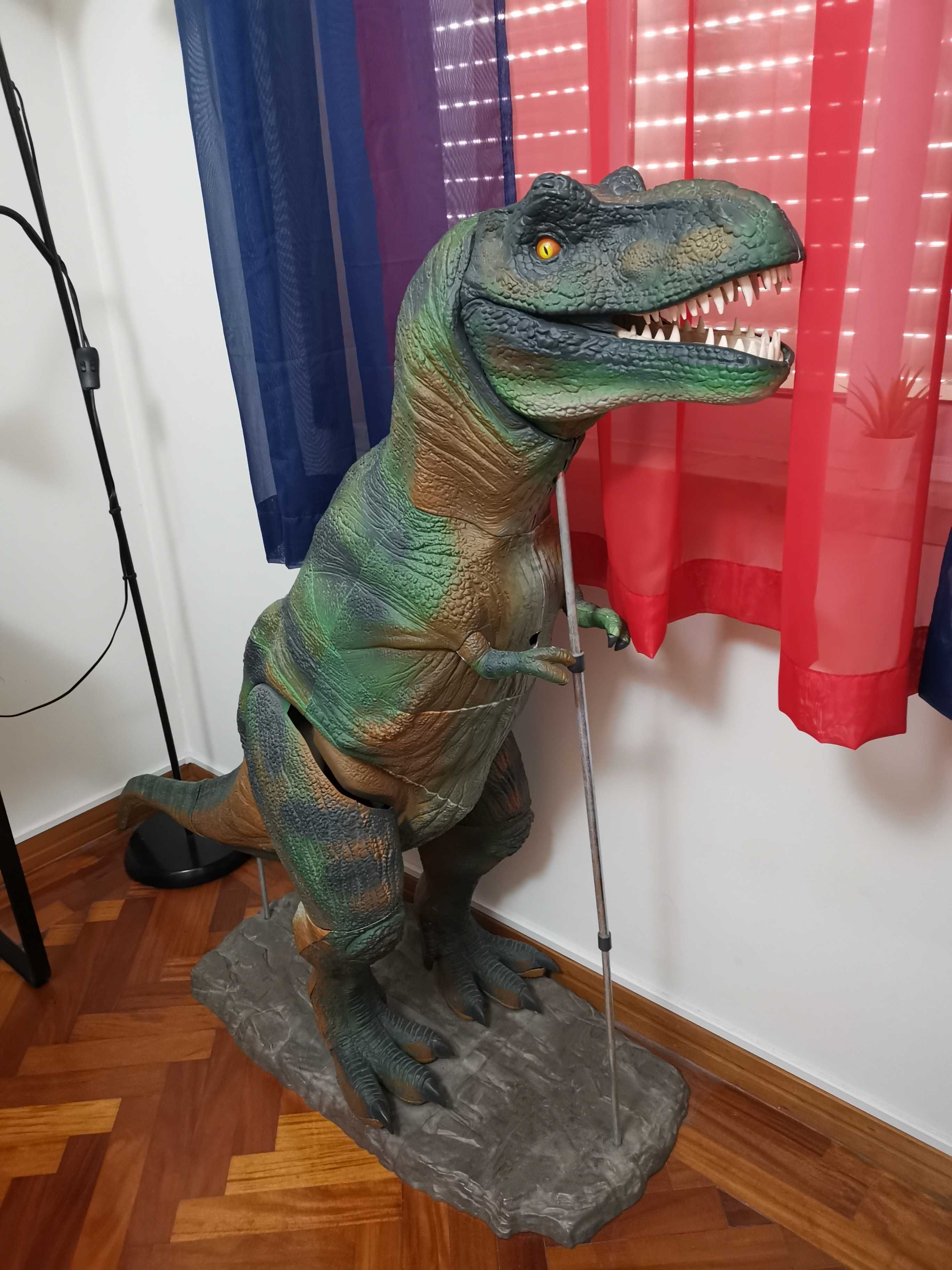 Dinossauro T-Rex com 1,20 metro de altura