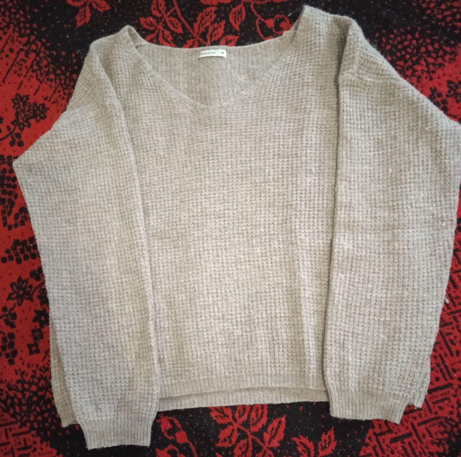 Szary sweter z dekoltem w kształcie litery V