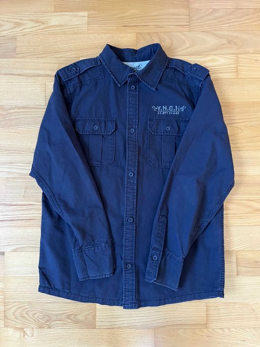 koszula czarna z nadrukiem na plecach