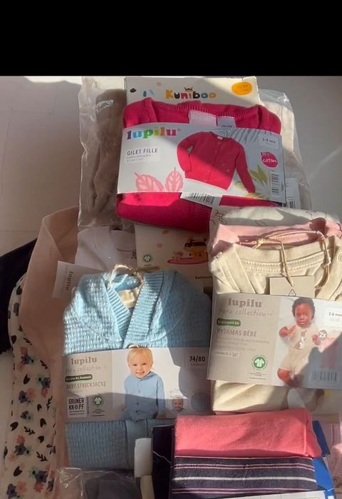 Дитячий стоковий одяг