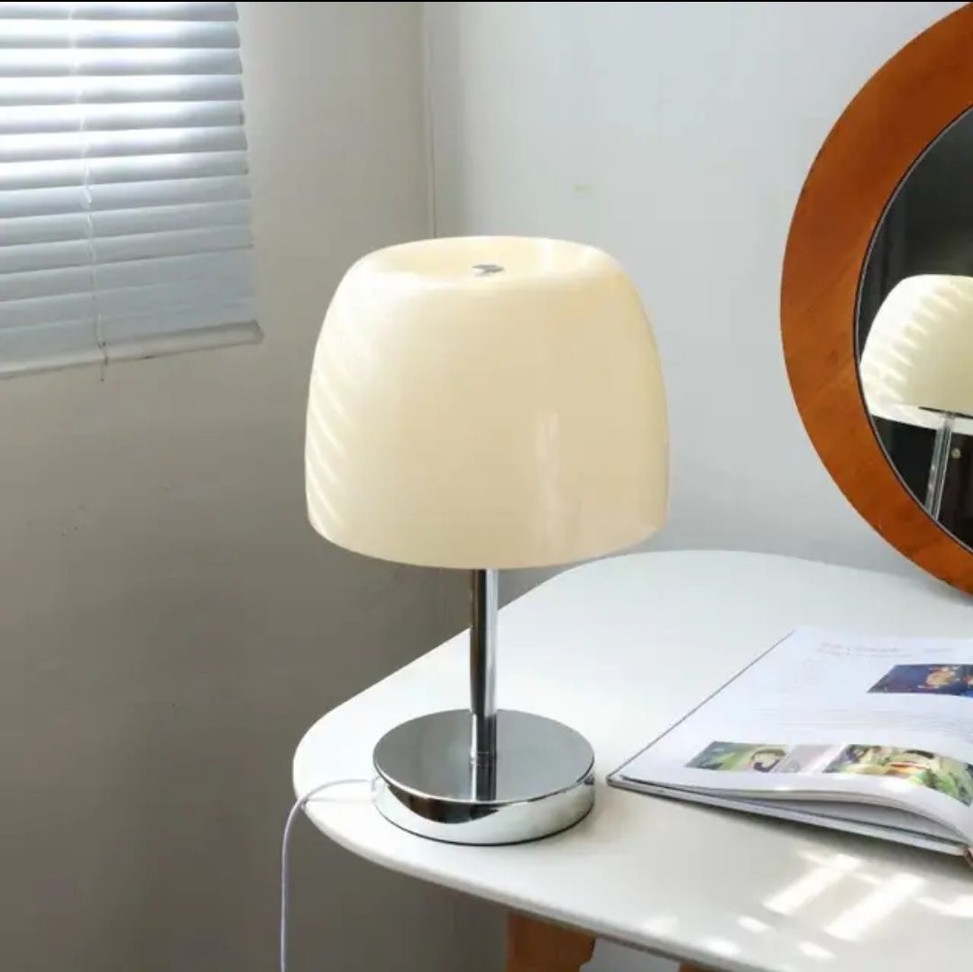 Piękna szklana lampa na komodę lub do sypialni  LED skandynawska