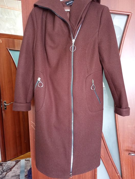 Жіноче пальто на блискавці