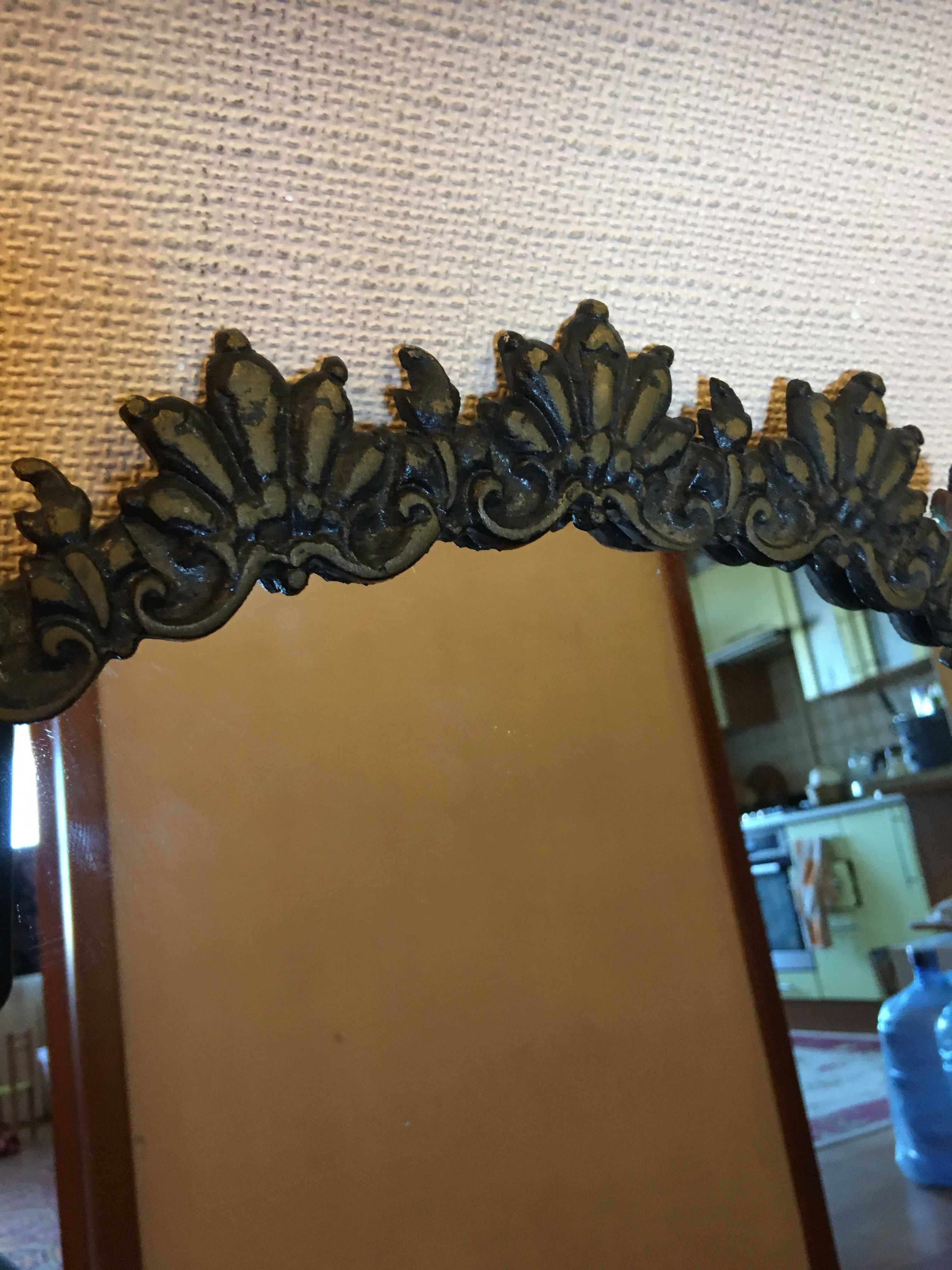Новое зеркало в бронзовой раме.